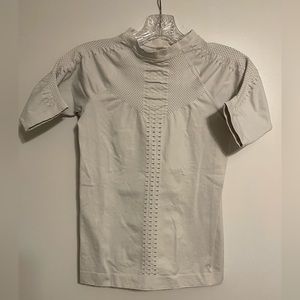 VARLEY LADIES SMALL ACTIVEWEAR BODYCON WORKOUT TOP IN SLIGHTLY OFF WHITE